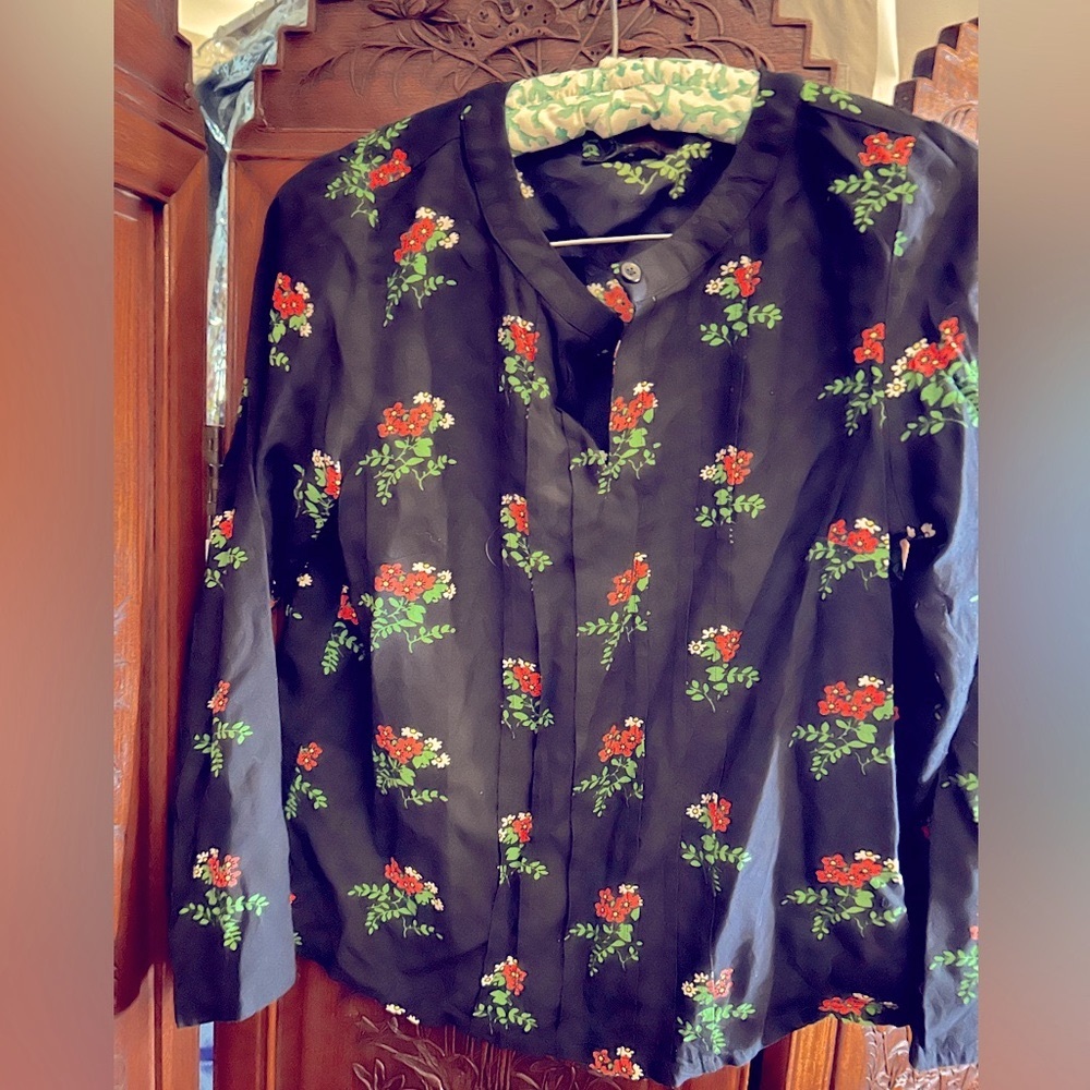 Pretty Vacant ModCloth Blouse Black Red flowers sz M straight sleeve